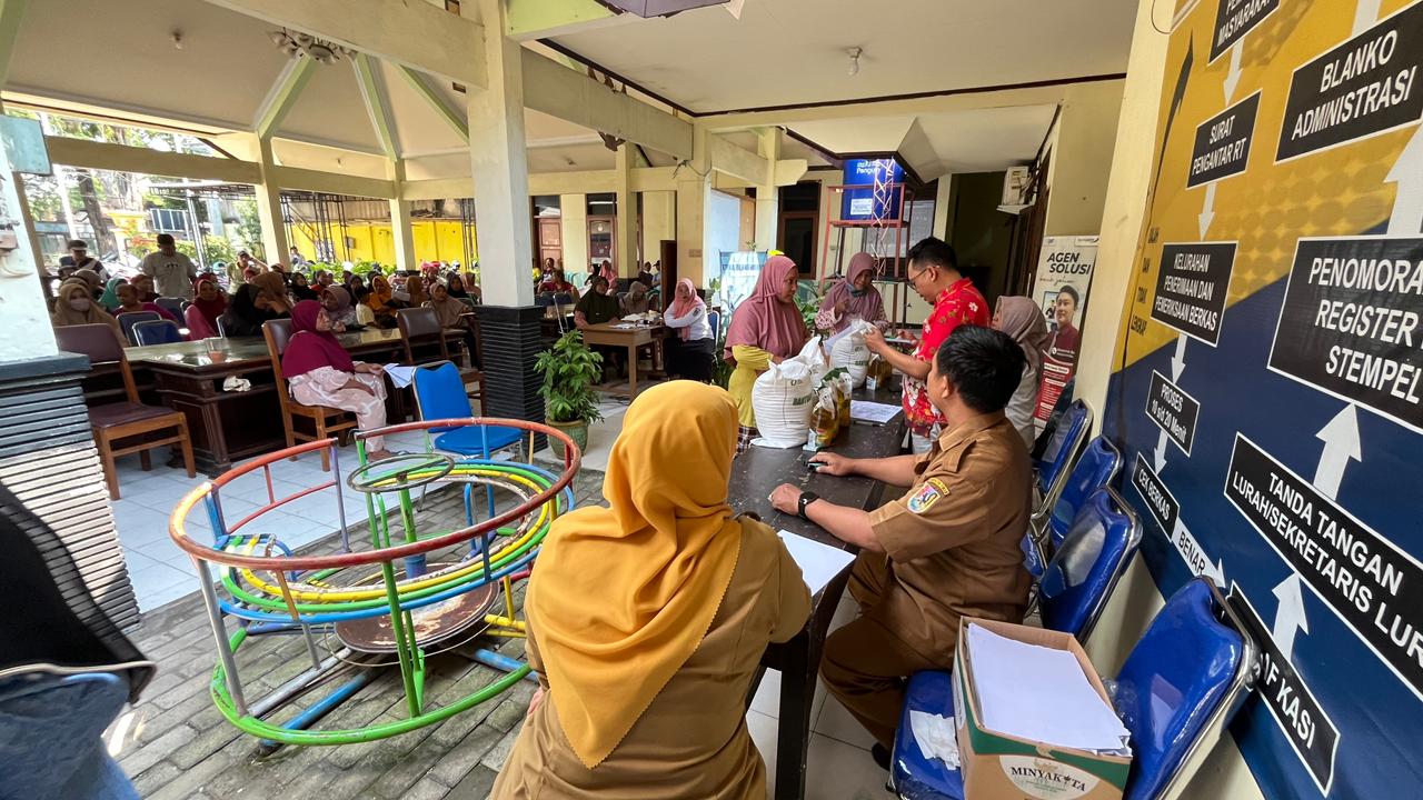 DIstribusi Bantuan Sembako di Kelurahan Doromukti, 377 KPM Terima Beras dan Minyak Goreng